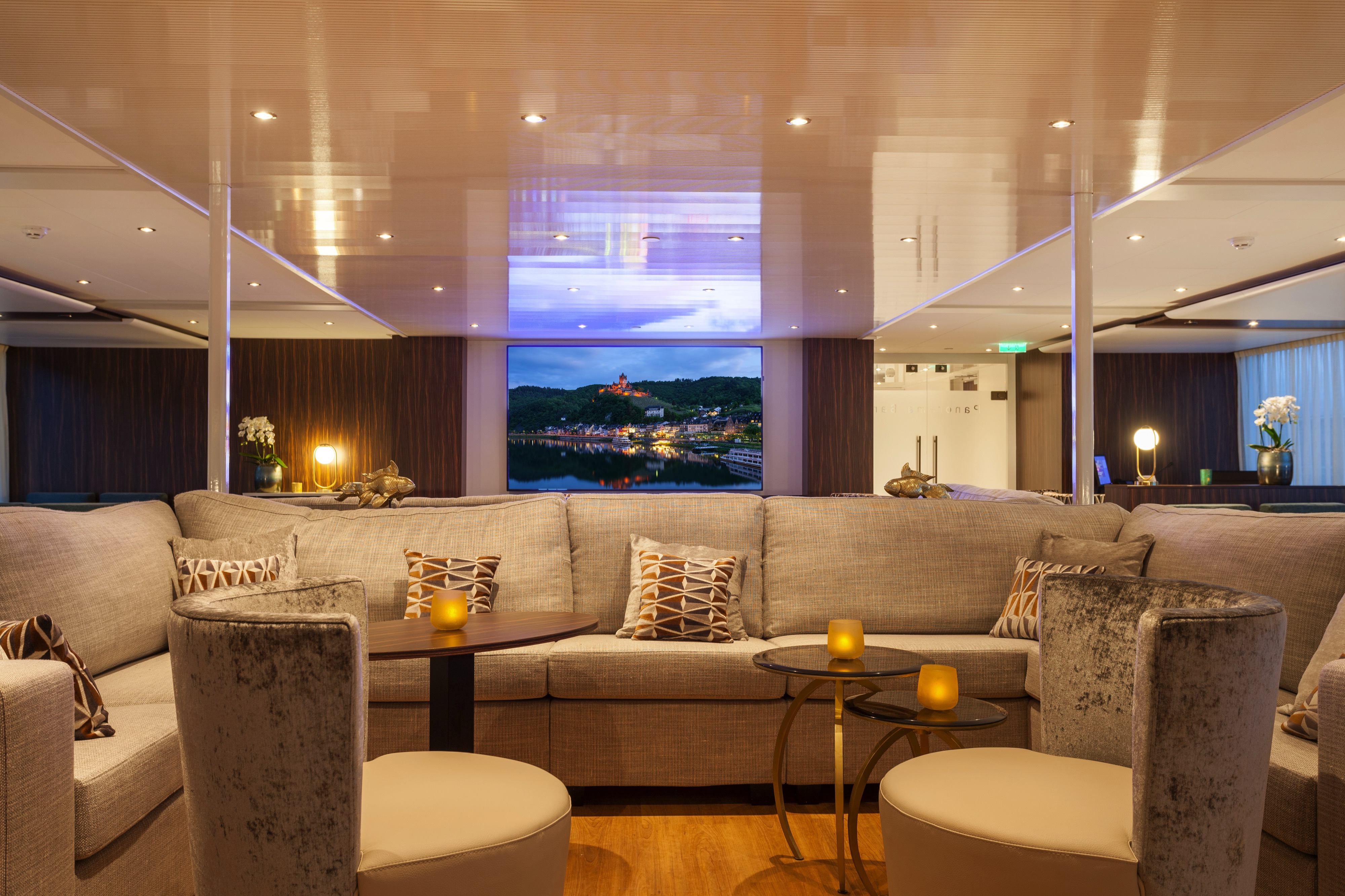 AMADEUS Imperial Panorama Bar 1 ©Lueftner Cruises Amadeus.jpg
